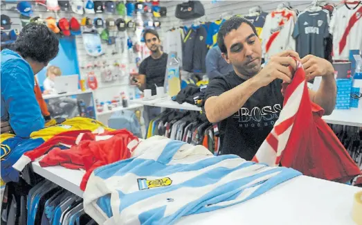  ?? LUCIA MERLE ?? Ricardo Chao. Vendedor y comprador de camisetas, tomó la idea de lo que ya se hacía en Porto Alegre. Y alquiló un local en Villa Crespo.