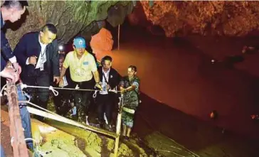  ?? EPA PIC ?? Thai Prime Minister Prayut Chan o Cha (centre) inspecting a cave during a search-andrescue operation for a missing football team at the Tham Luang cave complex in Chiang Rai province yesterday.