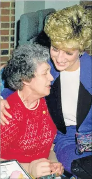  ??  ?? Diana had a hug for Gladys File, a patient at the Heart of Kent Hospice, Aylesford