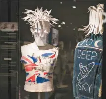  ?? PHOTOS STÉPHANE AUDET ICÔNE ?? On retrouve notamment dans l’exposition Ici Londres une maquette du coeur économique de Londres (la City) au centre de la salle (photo du haut), ainsi que des artéfacts liés à l’histoire des Beatles (en bas à gauche) et des Sex Pistols (en bas à droite).