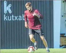  ?? FOTO: JUAN ECHEVERRÍA ?? Con balón Iñigo Martínez, ayer en Lezama