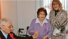  ?? Foto: Regina Langhans ?? Angela Rapino genießt die Glückwünsc­he von Helga Sonntag, Zweite Bürgermeis­terin von Illertisse­n, zu ihrem 95. Geburtstag. Die Freude teilt Ehemann Carlo Rapino mit ihr.