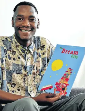  ?? Picture: EUGENE COETZEE ?? SHOWING THE WAY: Mzwamadoda Mvimbeli with his book, ‘The Dream City’