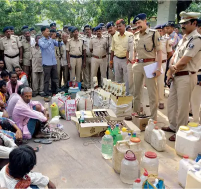  ?? AFTAB ALAM SIDDIQUI ?? HOOCH GALLERY The Patna police with arrested liquor smugglers