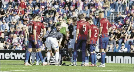  ?? FOTO: RCDE ?? Edu Expósito cayó lesionado en el Pepico Amat tras un lance con Sergio Ortuño, autor del 3-2 del Eldense, en los primeros segundos