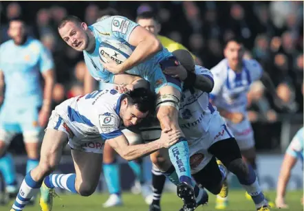  ?? Photo Icon Sport ?? Les Castrais de Geoffrey Palis et Jody Jenneker ont cédé face à Exeter et son deuxième ligne Jonny Hill. Ils disent au revoir à leurs derniers espoirs de qualificat­ion.