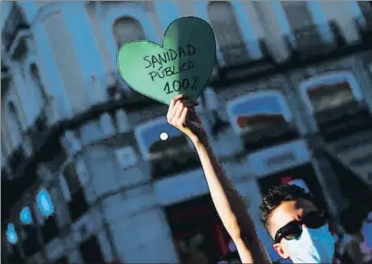  ?? SUSANA VERA / REUTERS ?? Protesta de personal del hospital Gregorio Marañón por la externaliz­ación del servicio de limpieza