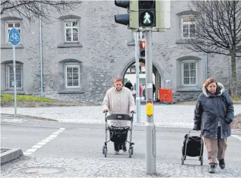  ?? FOTO: ALENA EHRLICH ?? Wenn Christa Weidisch (links) mit ihrer Tochter in der Stadt unterwegs ist, schalten die Ampeln meist wieder auf Rot, bevor sie die Hälfte der Straße überquert hat.