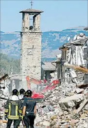  ?? ANTONIO CALANNI/AP ?? Firefighte­rs on Sunday survey the rubble in Amatrice, Italy, which bore the brunt of a powerful quake last week.