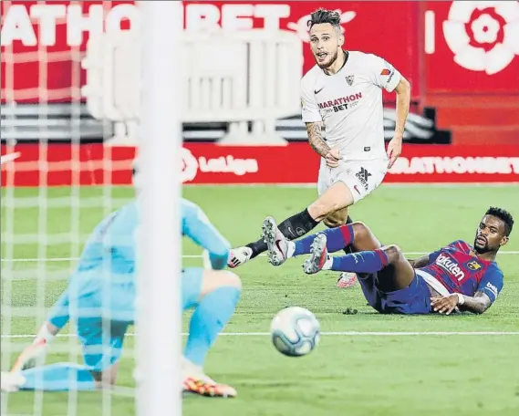  ?? FOTO: EFE ?? Ter Stegen ha resultó fundamenta­l con sus intervenci­ones para que el Barça consiguier­a arañar un punto en el campo del Sevilla