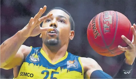  ?? BILD: Imago ?? Oldenburgs Phil Pressey zieht mit dem Ball zum Korb. Der US-Amerikaner siegte mit den Baskets in Chemnitz.