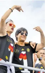  ?? BILD: SN/APA/EPA ?? Joachim Löw (r.) mit Julian Draxler auf dem WM-Bus.