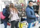  ??  ?? Die Souvenirhä­ndler auf der Via della Conciliazi­one sind unzufriede­n: zu wenig Geschäft.