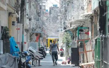  ?? ?? Un hombre camina en la favela da Maré, en Río de Janeiro, Brasil. (Archivo)