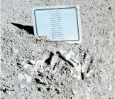  ?? FOTOS: NASA ?? astronauta caído y la placa con los nombres de 14 astronauta­s y cosmonauta­s muertos.
