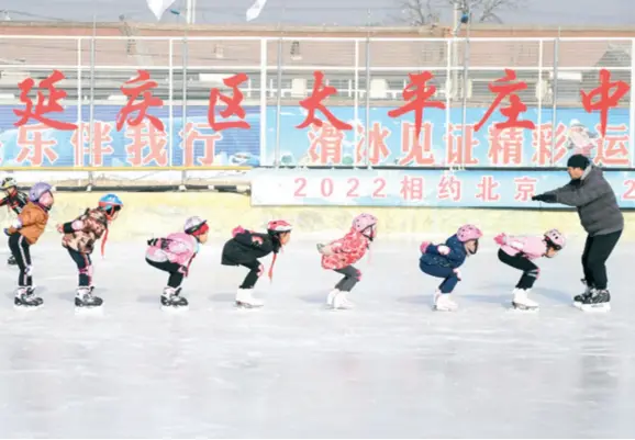  ??  ?? Students practice skating at an elementary school in Yanqing District of Beijing on February 1, 2019