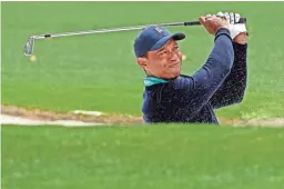  ?? ROB SCHUMACHER/THE REPUBLIC ?? Tiger Woods hits from the sand on the first hole during Friday’s second round of the Masters.