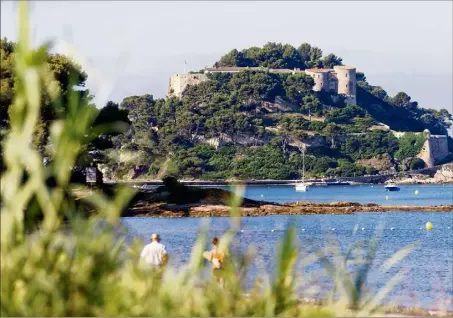  ??  ?? Le fort de Brégançon, résidence d’été du président de la République, ouvre ses portes tout au long du mois de juillet et en septembre. L’occasion de découvrir les coulisses des vacances des chefs d’État passés par cette demeure.