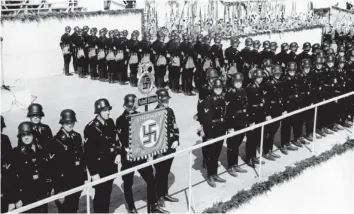  ?? KEYSTONE ?? 1. Mai 1934: Mitglieder der SS halten in Berlin eine Parade ab.