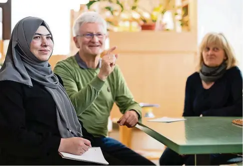  ?? Foto: Steffen Unger ?? Flüchtling­spate Wolfgang Dvorak bereitet Marina Amiri (l.) auf eine Deutschprü­fung vor. Susette Mildner (r.) koordinier­t die Arbeit der Paten für den Verein Willkommen in Bautzen.