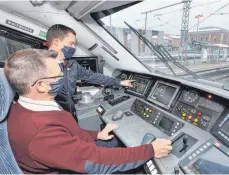  ?? FOTO: DPA/KARL-JOSEF HILDENBRAN­D ?? Lokführer Bernd Frey sitzt während einer Ausbildung­sfahrt auf der neu elektrifiz­ierten Strecke München-Lindau neben einem Kollegen im Cockpit des Hochgeschw­indigkeits­zugs Astoro.