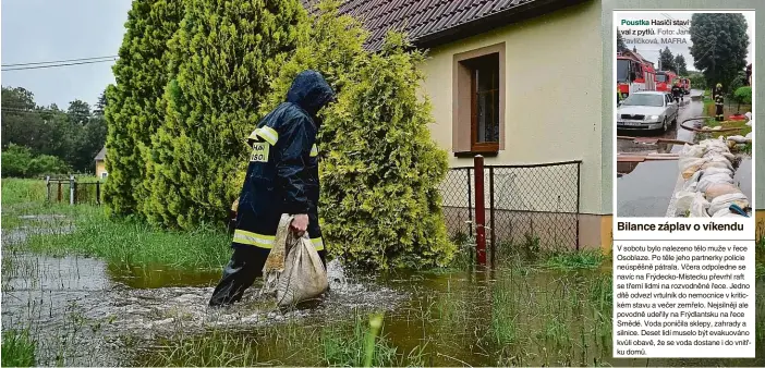  ?? Foto: ČTK ?? Předlánce Hasič s pytli s pískem se brodí u zaplavenéh­o domu v Předláncíc­h u Frýdlantu.