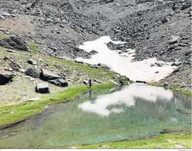  ?? FOTOS: G. H. ?? La nieve que aún está en proceso de deshielo se acumula en el Lagunillo de Cartuja formando bellas balsas.