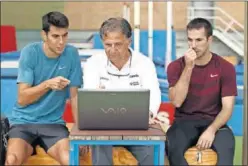  ??  ?? ANÁLISIS. Torrijos y Cáceres ven sus entrenamie­ntos con Álvarez.