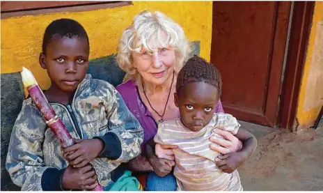  ?? Foto: privat ?? Seit 25 Jahren engagiert sich Helene Dingler aus Königsbron­n in der Hilfe für die notleidend­en Menschen im afrikanisc­hen Uganda.