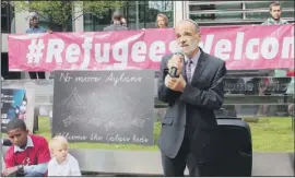  ??  ?? Masorti’s Rabbi Jonathan Wittenberg addresses the central London rally
