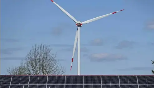  ?? ?? Large windmills and solar panels