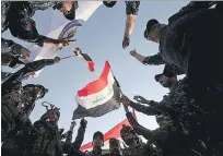  ?? ALAA AL-MARJANI / REUTERS ?? La victoria. Las fuerzas iraquíes celebran el triunfo sobre los yihadistas.