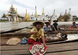  ?? SOE ZEYA TUN/REUTERS ?? On Burma’s Inle Lake, tourism, which is increasing dramatical­ly, threatens to fragment the local Intha culture and other ethnic minorities.