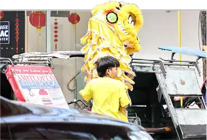  ?? PhotograPh by rio deluvio for the daily tribune @tribunephl_rio ?? lion dances along the streets of binondo, Manila signal the festivitie­s ahead of the lunar new year on Sunday.