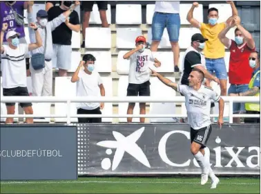  ??  ?? Valcarce celebra su segundo gol ante su afición.