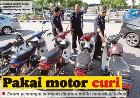  ??  ?? MAZELAN (kanan) bersama anggotanya melihat motosikal curi yang dirampas.