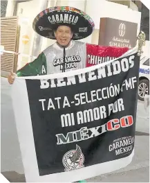  ?? FOTOS: ÉRIK ESTRELLA / ENVIADO ?? El seguidor número del Tricolor les dio la bienvenida en el lujoso hotel de concentrac­ión.