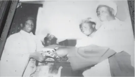  ??  ?? Alhaji Badisha receiving a copy of Qur’an and other prizes from a community leader