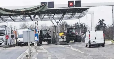  ?? ?? Protesta en Francia, con tractores bloqueando el acceso en un peaje al otro lado de la frontera con España.
