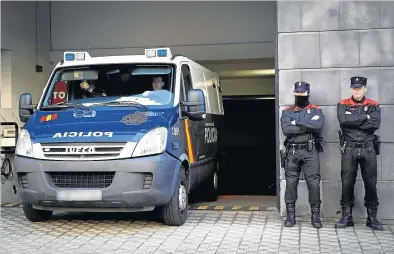  ?? EFE ?? Acceso al Palacio del Justicia de Navarra. En la imagen, el furgón que traslada a los acusados en el juicio.