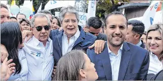  ?? KARINA DEFAS / EXPRESO ?? Marcha. Guillermo Lasso caminó con Federico Pérez y Juan Carlos Holguín antes de hacer la inscripció­n.