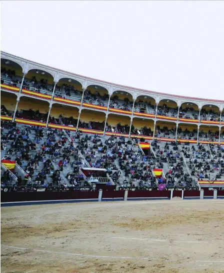  ??  ?? El Juli torea al natural frente a un toro de Garcigrand­e, ante 6.000 personas