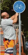  ?? Foto: Stadt Stadtberge­n ?? Bauhofmita­rbeiter Andreas Kallart bei der Vorbereitu­ng der Beschilder­ung für den Pop-up-Radweg in der Bismarckst­raße.