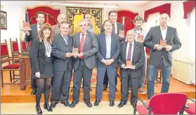  ??  ?? Recepción del alcalde en el Ayuntamien­to, con representa­ntes de las Peñas y del FC Barcelona