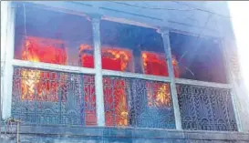  ?? HT PHOTO ?? A shop was set ablaze during the clash between people of two communitie­s in Ratsar town, Ballia on Wednesday.