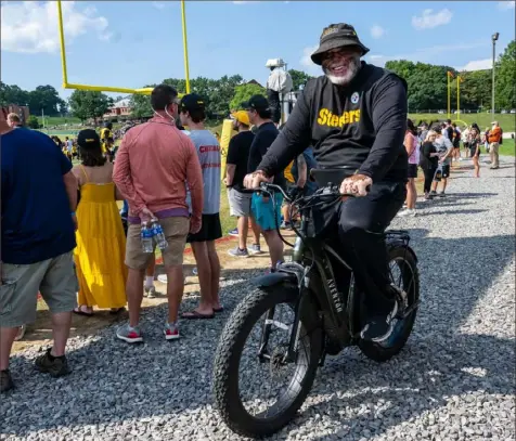  ?? Lucy Schaly/Post-Gazette photos ?? Steelers defensive line coach Karl Dunbar’s electric bike has been the talk of camp. Says Dubar — “I press a button and I’m gone.”
