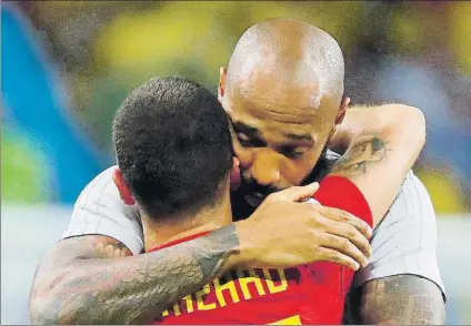  ?? FOTO: EFE ?? Thierry Henry abraza a Hazard tras eliminar a Brasil