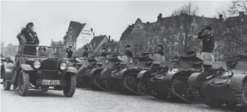  ??  ?? ■ The reinstitut­ion of German ‘Wehrhoheit’ was celebrated in new garrisons all over the Reich, such as here on 15 October 1935 in Erfurt, on Catheral Square, with all the tanks of Panzerregi­ment 1 at a welcome parade in its new home city.