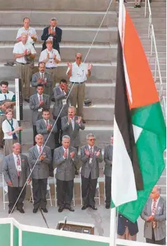  ?? ROMEO GACAD ARCHIVES AGENCE FRANCE-PRESSE ?? En 1996, lors des Jeux d’Atlanta, la délégation olympique palestinie­nne avait applaudi la montée de son drapeau, lors d’une cérémonie d’accueil.