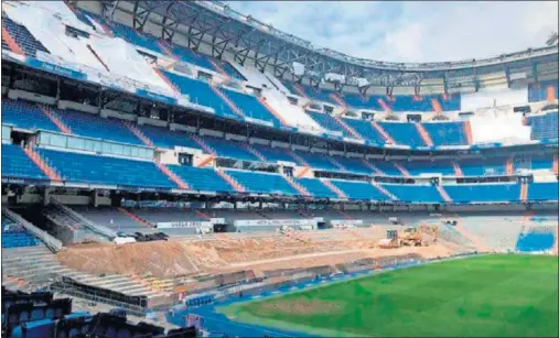  ??  ?? Esta impactante imagen refleja lo avanzadas que están también las obras en el interior del estadio, con el Fondo Sur levantado.